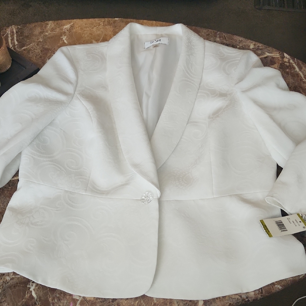 Le Suit Elegant White Blazer with Subtle Pattern